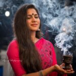 Swasika Instagram - Photoshoot #newphotos #lightdarkness #darkness #smokyatmosphere #fragrance #traditional #nikonphotography #sareelovers #artistlyf# Photos by @ajmal_photography_ thank u Ajmaljiii