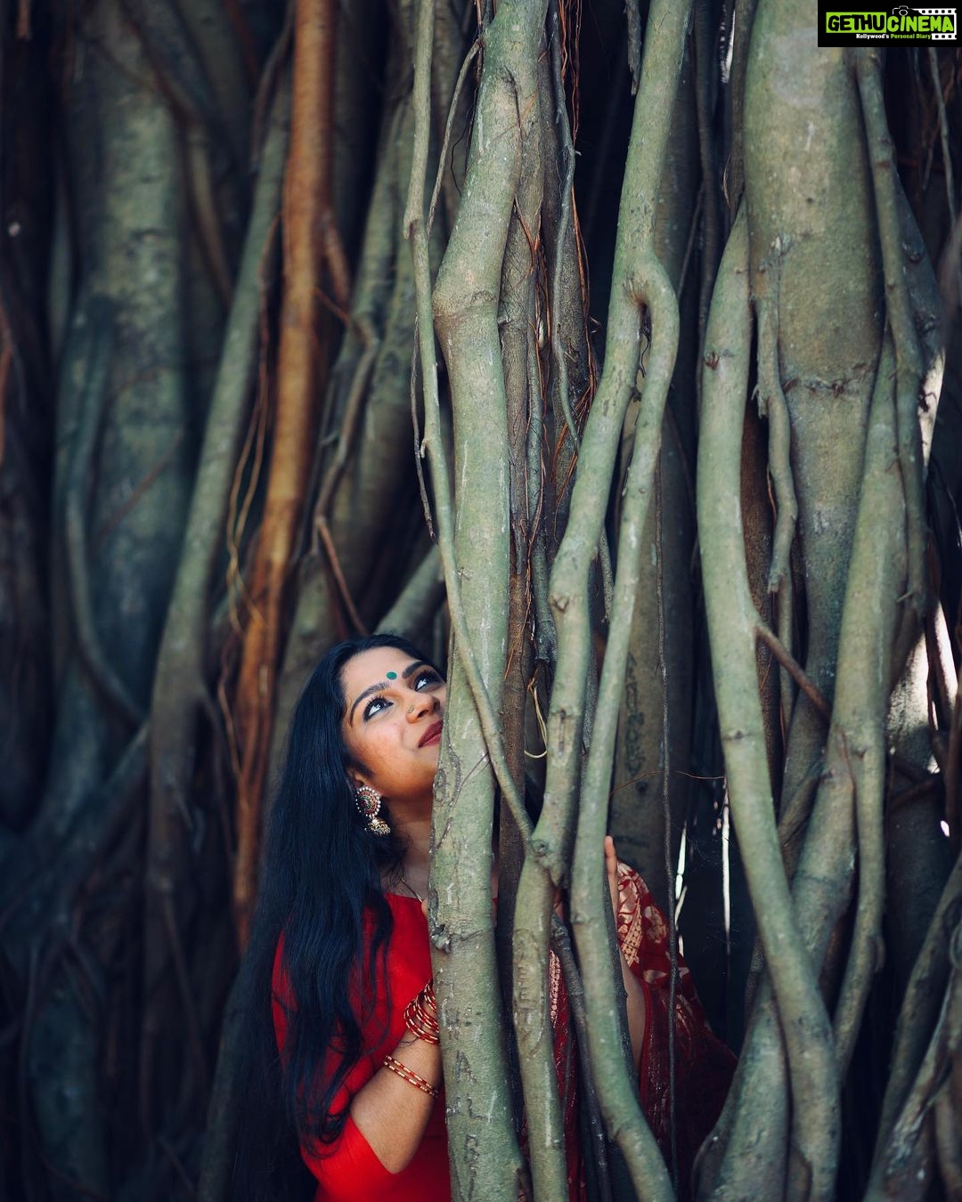 Swasika Instagram - #thekkinkadu #vadakkumnathan_temple #nature_captures #refreshingmind #treespirit #thrissurvibes #actresslife #colours # Pics by - @vibin vikraman