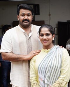 Swasika Instagram - മലയാള സിനിമാ പ്രേമികളും കുടുംബ പ്രേക്ഷകരും ഇപ്പോൾ ഇട്ടിമാണി മേഡ് ഇൻ ചൈന എന്ന ചിത്രം വലിയ ഒരു വിജയം ആക്കി മാറ്റുമ്പോൾ ഇതിന്റെ ഒരു ഭാഗം ആവാൻ സാധിച്ചതിൽ ഞാൻ ഏറെ സന്തോഷിക്കുന്നുണ്ട്. എന്നാൽ എനിക്ക് അതിലേറെ അഭിമാനവും സന്തോഷവും നൽകുന്നത് മോഹൻലാൽ എന്ന ആ ഇതിഹാസത്തിനൊപ്പം ഈ ചിത്രത്തിന്റെ സെറ്റിൽ 40 ദിവസത്തോളം ചെലവിടാൻ സാധിച്ചല്ലോ എന്ന കാര്യമാണ്. അദ്ദേഹത്തെ കൂടുതൽ അറിയുമ്പോൾ ദൈവ തുല്യനാണ് ഈ മനുഷ്യൻ എന്ന ഫീൽ ആണ് നമ്മുക്ക് ഓരോരുത്തർക്കും ഉണ്ടാവുക. അഭിനയം എന്ന കലയോട് ഇപ്പോഴും, 40 ഇൽ അധികം വർഷങ്ങളായി അഭിനയിച്ചു കൊണ്ടിരുന്നിട്ടും, അദ്ദേഹം വെച്ചു പുലർത്തുന്ന സ്നേഹവും അർപ്പണ ബോധവും വിസ്മയത്തോടെ മാത്രമേ കണ്ടു നിൽക്കാനാവു. അഭിനേതാവ് എന്ന നിലയിൽ അദ്ദേഹം ദൈവ തുല്യനാണ് എന്നു പറയുമ്പോൾ തന്നെ ഒരു മനുഷ്യൻ എന്ന നിലയിലും അദ്ദേഹത്തിന്റെ മനസ്സിന്റെ നന്മ വളരെ വലുതാണ്.. ഈ ചിത്രത്തിന്റെ ഷൂട്ടിംഗ് നടക്കുമ്പോൾ ഞാൻ കണ്ടത് അത്ഭുതപ്പെടുത്തുന്ന ആ മനസ്സും പെരുമാറ്റവുമാണ്..മണിക്കൂറുകൾ ആരാധകർക്കൊപ്പം നിന്നു ഫോട്ടോ എടുത്തു, അവരുടെ സുഖ വിവരങ്ങൾ അന്വേഷിച്ചു, അവർക്ക് ഭക്ഷണവും നൽകി വിടുന്ന ലാലേട്ടൻ, സഹ താരങ്ങൾക്കൊപ്പം കളിച്ചു ചിരിച്ചു ഒരു കുട്ടിയുടെ മനസ്സുമായി ഞങ്ങളെ എല്ലാവരെയും സ്വന്തം സുഹൃത്തുക്കളെ പോലെ ചേർത്തു നിർത്തിയ ലാലേട്ടൻ, ഞങ്ങളെ സ്വന്തം കുടുംബാംഗങ്ങളെ പോലെ കണ്ടു കെയർ ചെയ്ത ലാലേട്ടൻ, നവാഗത സംവിധായകർ ആണെങ്കിലും അവരോടു ഏറ്റവും ബഹുമാനം കാണിച്ചു അവരുടെ സമ്മതം വാങ്ങിയതിന് ശേഷം മാത്രം സെറ്റിൽ ആരാധകരെ കാണാൻ പോകുന്ന ലാലേട്ടൻ..ഒരു ഷോട്ട് കഴിഞ്ഞു 
