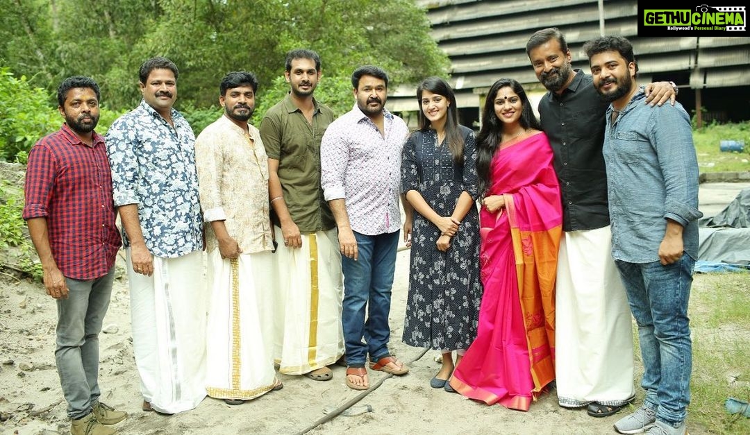 Swasika Instagram - #ittimanimadeinchina #ittimanifamily#ittimanisucess#castndcrew #completeactormohanlal #malayalamactormohanlal #celebrationoflife #legendactor#ourownlalettan #indianactor # Ittimaniyodoppam plamoottil family Directors- jibi chettan Nd joju chettan Successfully running Ittimani made in china 🇨🇳