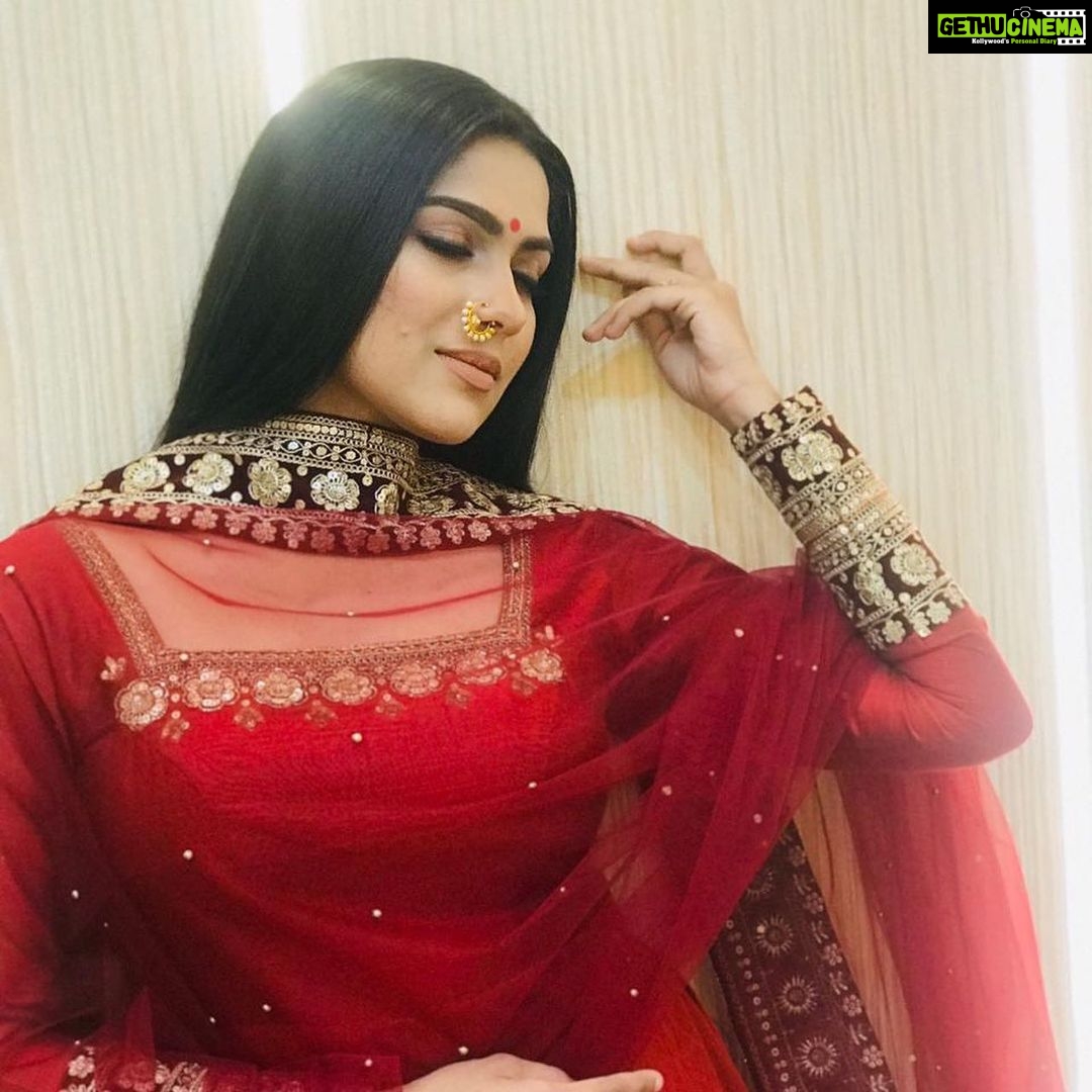 Swasika Instagram - Asianet film award2020 My fav look #inspired look Masthani look Costume courtesy @elzas_couture MUA @abilashchicku #asianetfilmawards #asianet #filmawards#2020#bollywoodactress #inspiredlook#deepikapadukone #redsalwar#nospin #smokeyeyes #actresslife #actressgallery #traditional #swasika Adlux Convention Centre