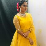 Swasika Instagram - Back stage pictures Make up by @abilashchicku Styled by@savitha tony Outfit @elzas_couture #nattikabeach #nattikafest#dancer #southactress #2020 #newattire😍 #kalanksong #yellowgirl💛 #actresslife #nattikamusicawards#flowerstv#stage#