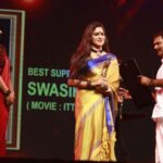 Swasika Instagram – Ramu kariat awards 2020😊😊
#ramukariatawards2020 #ramukariat #awardnight#nattikabeachfestival2020#movienight #bestsupportingactress #porinjumariyamjose #ittimanimadeinchina #supportingactress#2020 #actresslyf#
MUA. @jayesh Perumbavoor
Jewelleries @mayoorajewels_by_archana
Pics courtesy @shalu peyad 
thank u all