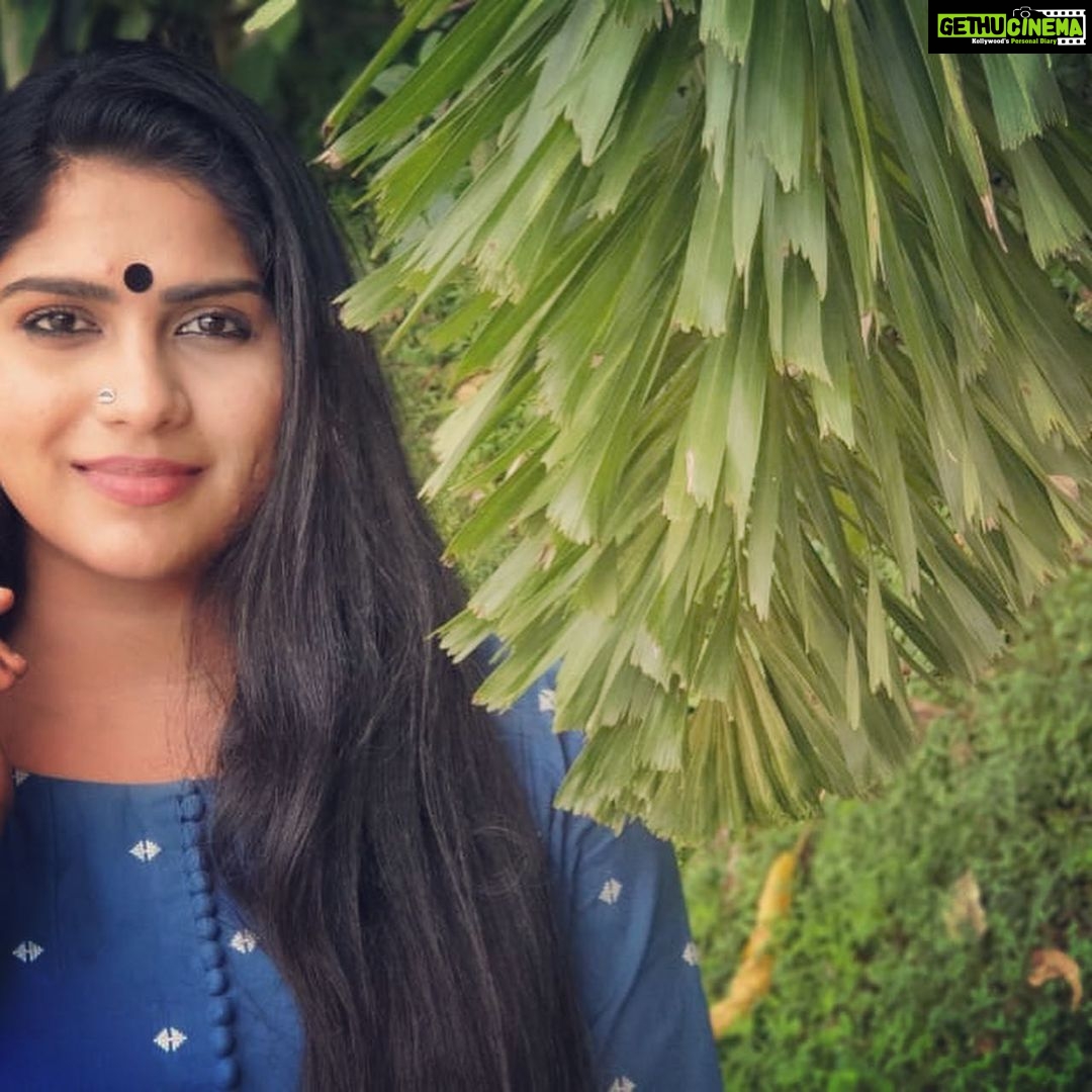 Swasika Instagram - #goodmorningpost #lovely_flowergarden #greenland #simplemakeup #simplicity #casualoutfits #greattimes#clickclick #cottonkurti #bluecolour💙 #actresslyk#actressgallery #cilckbymylfrnd#hangouttym😍 # @jugalbandhi Thank you