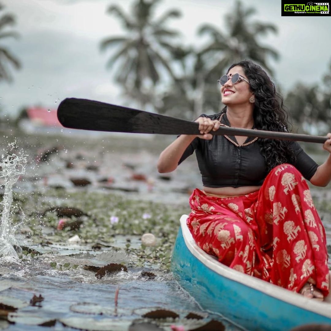 Swasika Instagram - #newphotoshoot #naturephotography #naturelover #funshootwithfriends #newlook#newcollection#backwatersofkerala #trendingstyle #actresslyf# Pic courtesy - @crownads_wedding_film MUA - @abilashchicku Stylist - @abilashchicku Thank u friends