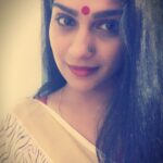 Swasika Instagram - #goodmorning #daystarted #selfy #sareelove #bindilovers #lookoftheday #actresslife #traditional #keralasaree #imalayali #seetha #soapqueentv#swasikavj # Muvattupuzha, India