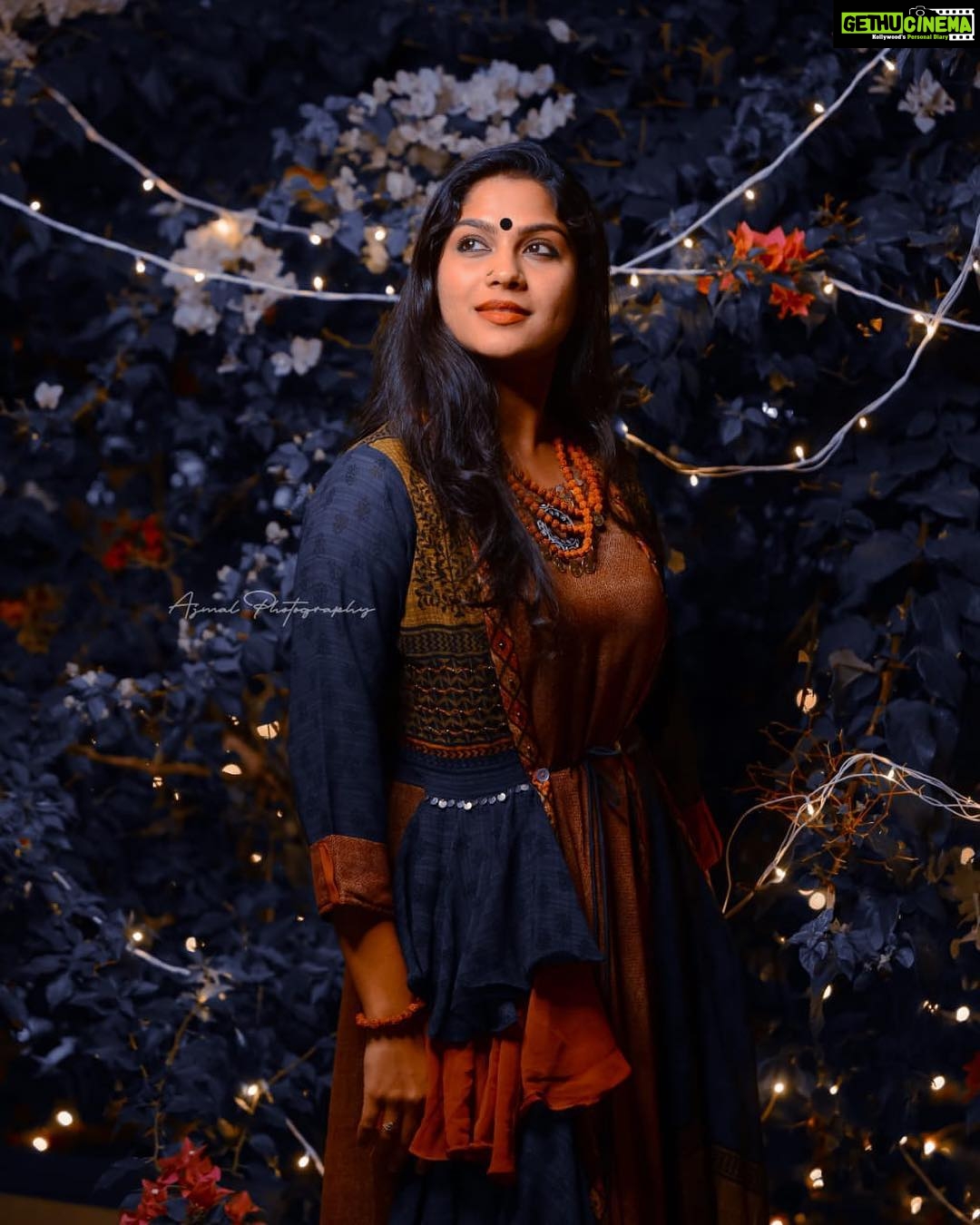 Swasika Instagram - #pearlymaneyweeding#reception #picofme #picby@ajmal_photography#weedingtym#gettogether #artistlyf#swasikavj #nikon #halfandhalfhair #blackbindi#bindilover❤️ethnic❤️indian #indianwesternwear #