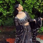 Swasika Instagram - 🖤 In Frame: @swasikavj Styling: @rashmimuraleedharan Wearing: @pothyskerala Hair&makeup: @sreshtamakeup Jewellery: @pothyskerala #swasika #costumeandstyling #flowerstv #rashmimuraleedharan #designer #stylist #malayalamactress
