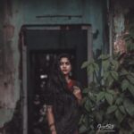 Swasika Instagram – #vintagemood#photography#darkbeauty#greenery#moodyexpression#sareendme#flawlesshair#editing#creativity#actress#swasika#Seetha#
Photography _ @dy___bbuk 
Stylist _@elsamma_jhonson
Location _kaloor old station