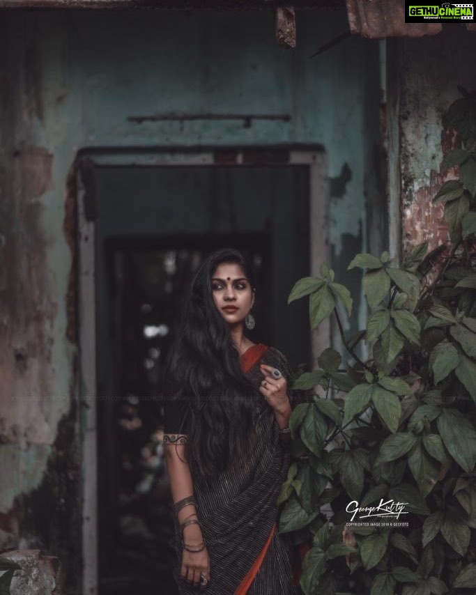 Swasika Instagram - #vintagemood#photography#darkbeauty#greenery#moodyexpression#sareendme#flawlesshair#editing#creativity#actress#swasika#Seetha# Photography _ @dy___bbuk Stylist _@elsamma_jhonson Location _kaloor old station