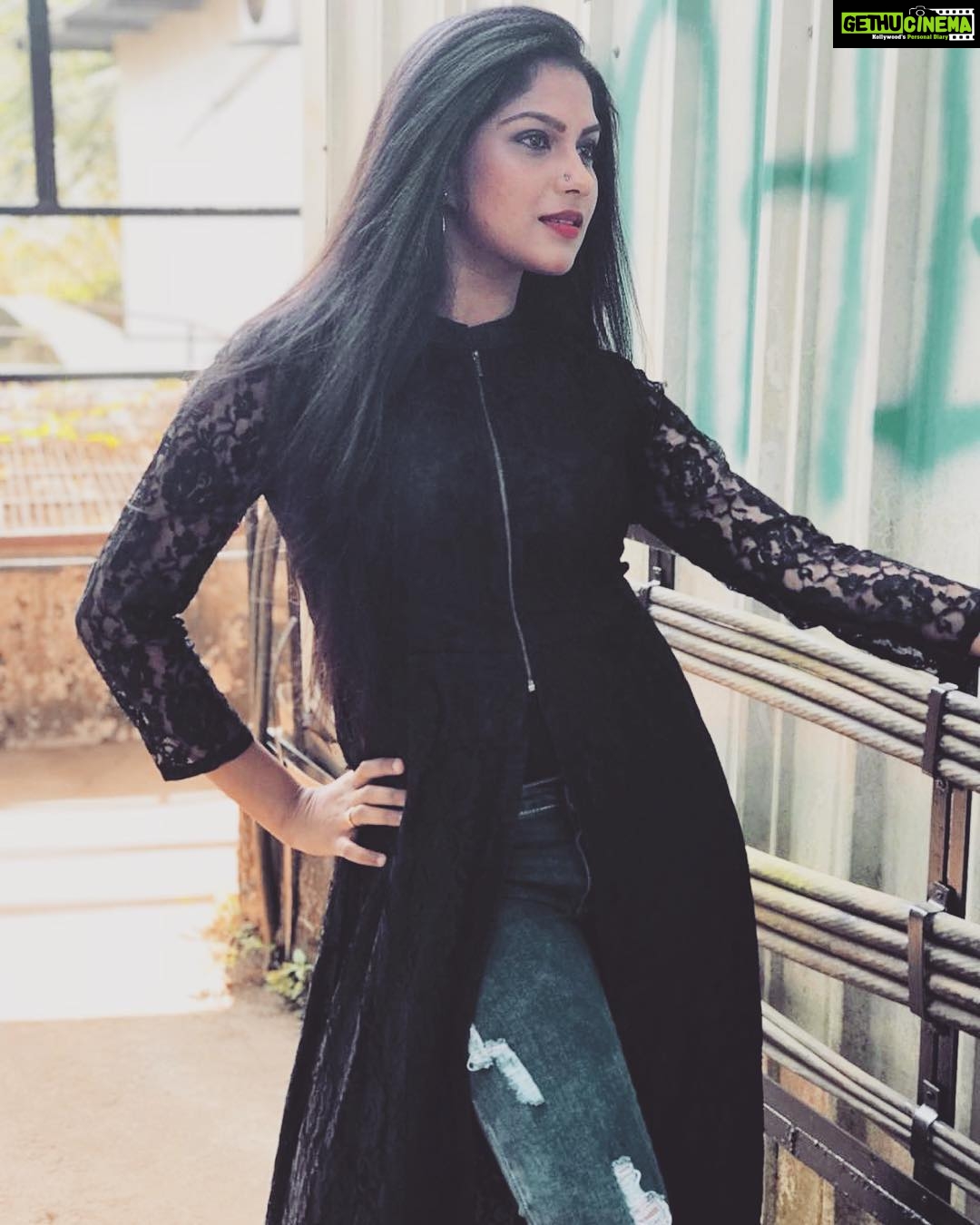 Swasika Instagram - #newlook#mollywoodactress #shootmood #flowerstvshow #tamarpadar #blacky#dressoftheday #actresslife #swasikavj # Makeup by #jayesh perumbavoor# Hair do by #@serina # Photo courtesy by #manvi