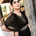 Swasika Instagram - Black and glitters, never stops sparkling. Makeup : @ajayanmakeupartist Costume : @ladies_planet_online Stylist : @rashmimuraleedharan Jewellery: @salato_kottakkal #swasikavj #swasika #swasikaactress #redcarpet