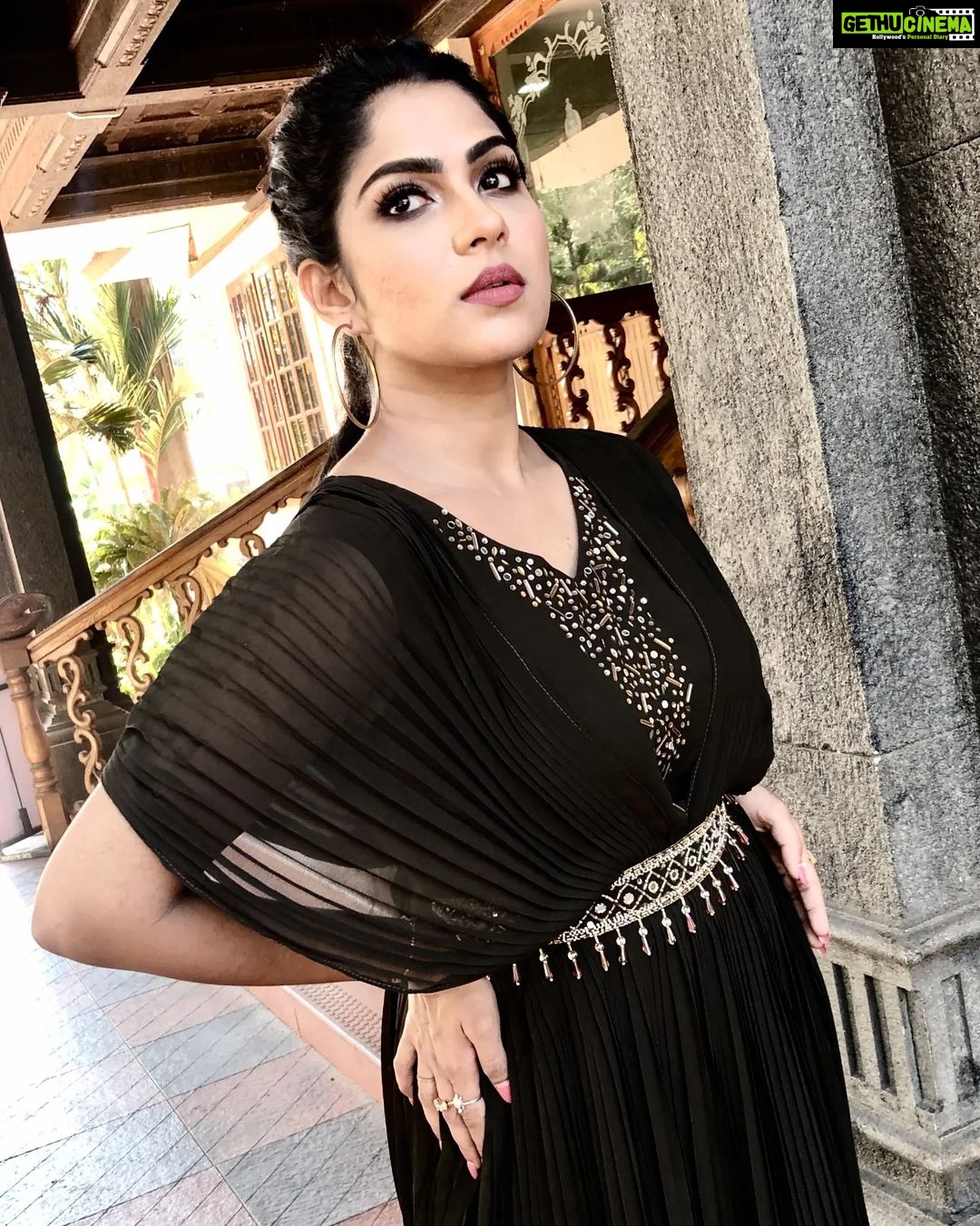 Swasika Instagram - Black and glitters, never stops sparkling. Makeup : @ajayanmakeupartist Costume : @ladies_planet_online Stylist : @rashmimuraleedharan Jewellery: @salato_kottakkal #swasikavj #swasika #swasikaactress #redcarpet