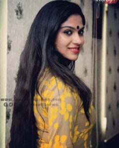 Swasika Instagram - #newpic#newmvie #smilingface#yellowdress#courtesyby#@padmadalam #salwarstyle#actresslife #thatsmeindispic #sidepossing #swasikavj