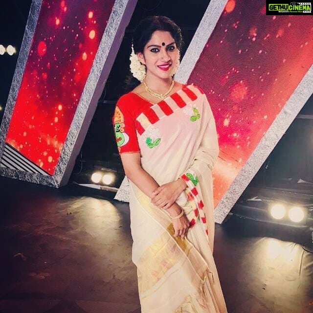 Swasika Instagram - #tamarpadarshoot #onamspcl#traditional #setsaree😍 #coustumecourtesy@navamicollection#designersetsareebyneethu#redcolurdress #wthmyfavblackbindi#actresslife