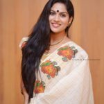 Swasika Instagram - #@neelimovieaudiolauch#keralastyle#muralpainting #malayalilook#nadanpennu😍😘 #myfavlook #traditional #freehair#without_edit#actresslife #picby@ajmal_photography_ #