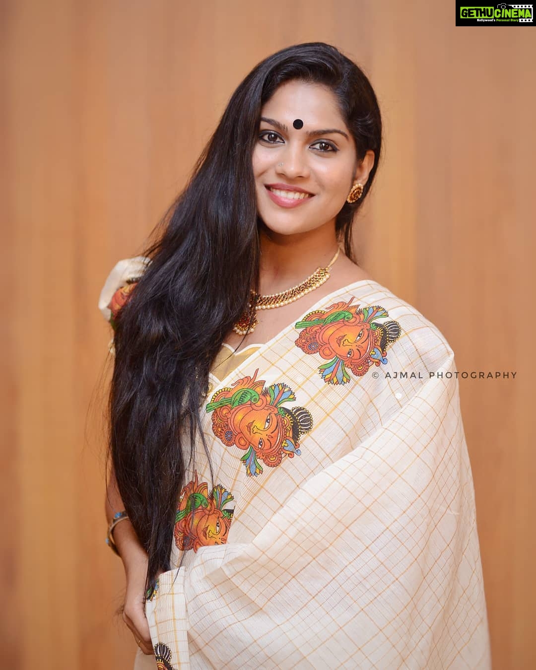 Swasika Instagram - #@neelimovieaudiolauch#keralastyle#muralpainting #malayalilook#nadanpennu😍😘 #myfavlook #traditional #freehair#without_edit#actresslife #picby@ajmal_photography_ #