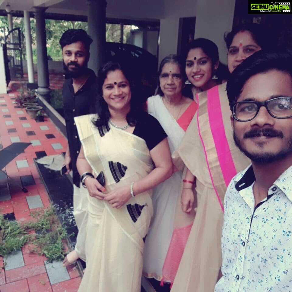 Swasika Instagram - #familytyme #familyphotography #jointfamilyforever #3brothers4onesister#blessedwthebest😘 #lovely_day #selfyclick #smilingfacesbeautifulplaces😄 #