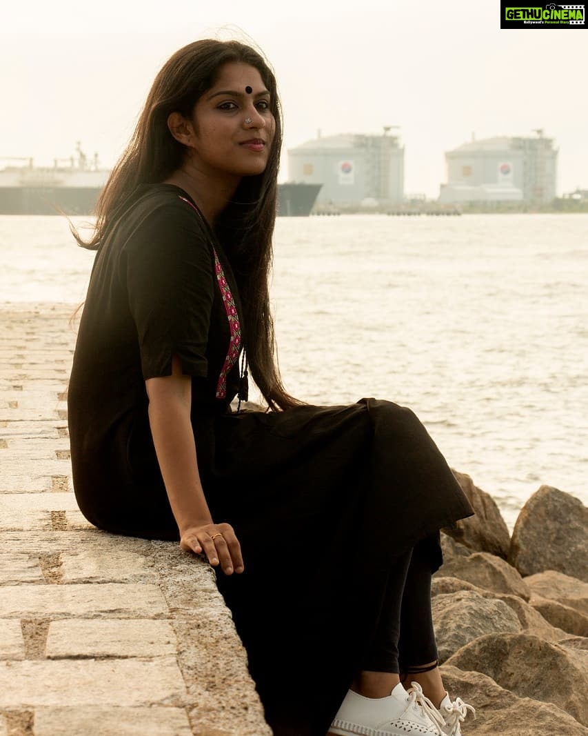 Swasika Instagram - #fortkochibeach #fortkochiscenes #candid📷 #myfrnd #duskylookalwaydmindblowing #lovely_day #smilingfacesbeautifulplaces #artistlyf #swasikavj