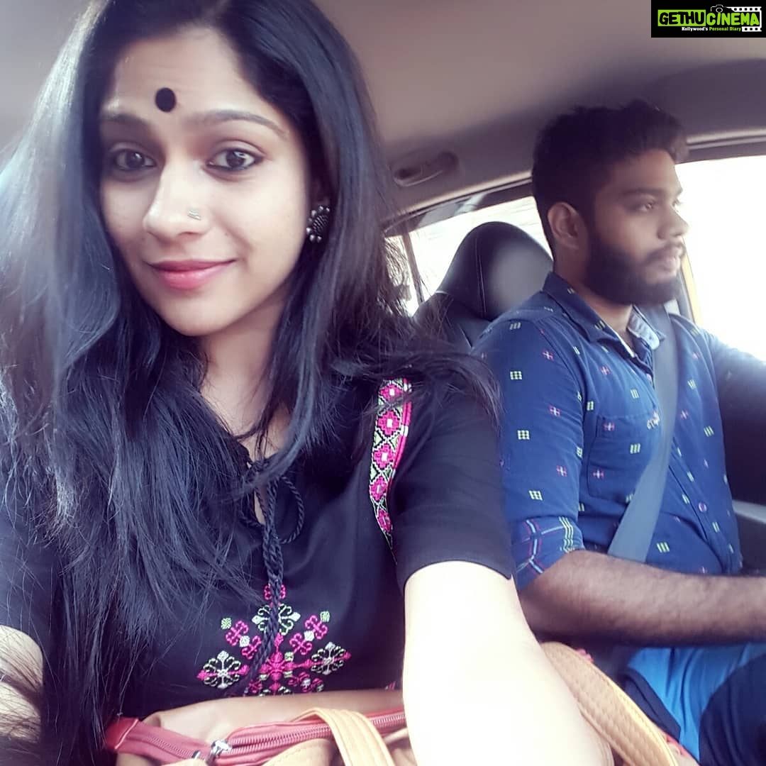 Swasika Instagram - #wthmybrother #angryyoungman😈 #mrngtym#carselfy#happynndunhappyfaces#twoexpressionsoneframe#ondwaytowork#wthmylitlebro