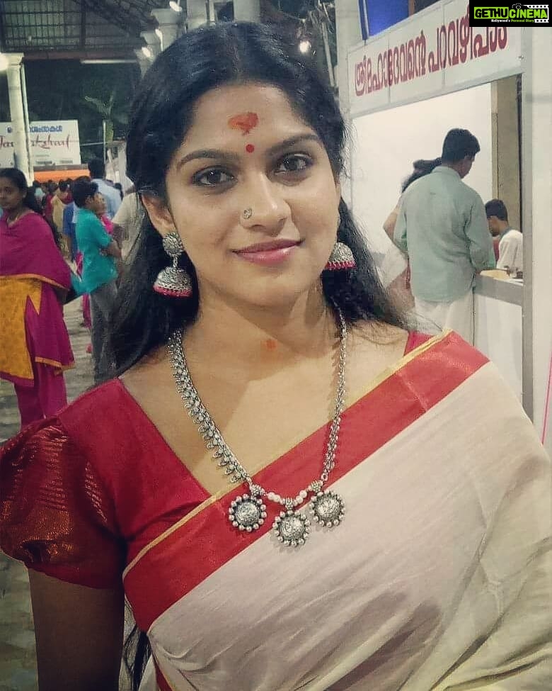 Swasika Instagram - #omnamahshivaya #morningtym#devotional #divineambience #happyday #relaxe #setsaree😍 #myfav#silverornaments #feelingblessed#nocameratricks #clickbyclick #swasikavj