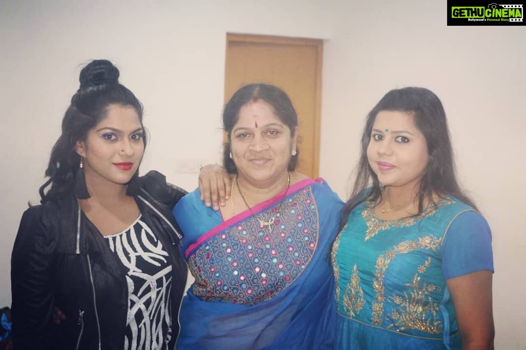 Swasika Instagram - ##happywomensday #womensdayspecial#showtym#@bangalore#karnatakafest#artistsoninstagram#backstage #marimayamteam#snehasreekumar#ammandme#