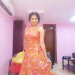 Swasika Instagram - #floraldress #orangepinkcombo#designershabari#stylistssupportingstylists#shabari#makeuproomselfy #makeupbyabhilash#katturumbushoot #withkids#enjoyed #flowerstagram #flowerstv #swasikavj #outfitideas #lovethisoutfit😍