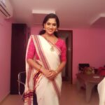 Swasika Instagram – #myfavsaree #kaithiri#shootingtime #simple #pink💗 #flowersshow#onamshow #makeuproom #swasikavj