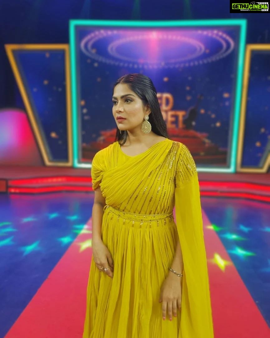 Swasika Instagram - Styling up is another way of showcasing your confidence. Makeup : @rosepetalsbridalmakeup Styling : @rashmimuraleedharan Costume : @ladies_planet_ @ladies_planet_westerns_ Jewellery: @salato_kottakkal #swasika #swasikavj #moderndresses #westernwears #redcarpet #malayalamactress #southindianactress