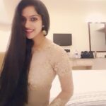Swasika Instagram – #swasikavj #actress #malayalatelevesion #artistsoninstagram #instagood #throwback #freestyle #warmth #golden #colouring #selfie