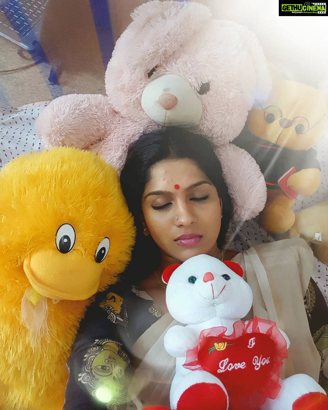 Swasika Instagram - #sleepy#wthmyfrnds#teadybears #cute #colourful #goodtime#freetime #lightining #kidish #swasikavj #