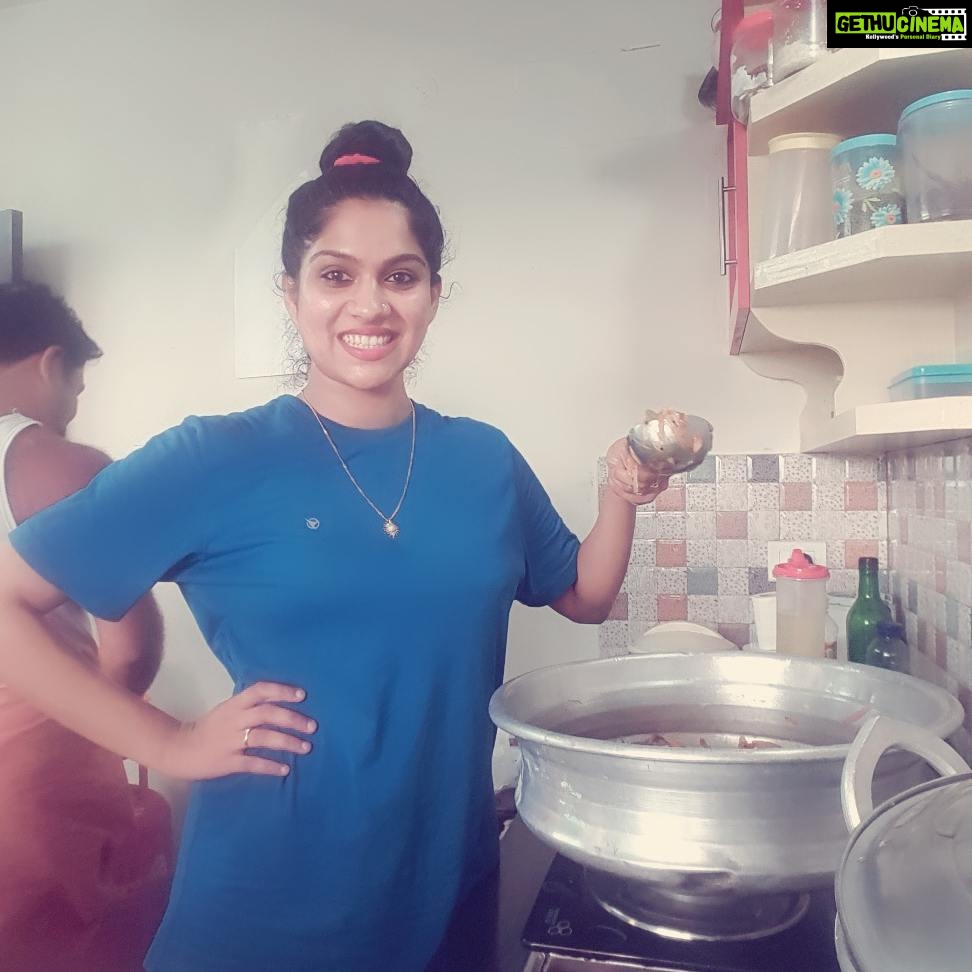 Swasika Instagram - #cookingtime#noveg#family#kitchen#hott#tryingsmthing#fry#firststage#home#