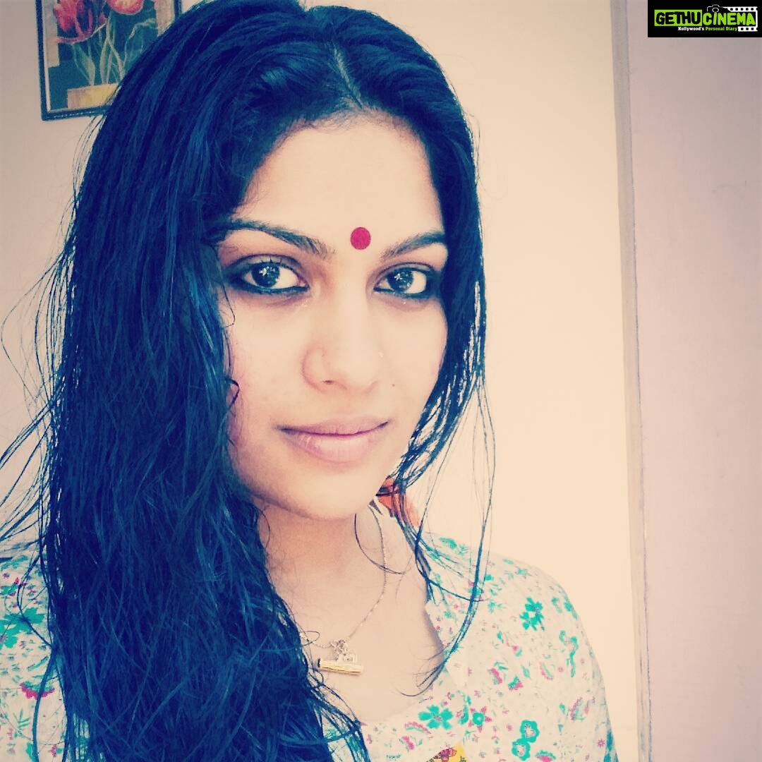 Swasika Instagram - #wetlook#homely #kajal#withoutmakeup #bigbindi#freestyle #freetime #throwback #waterdrops#wethairdontcare #reaction #seetha #selfie #