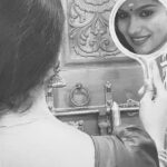 Swasika Instagram - #smiling #facetime #mizhirandilum#mirrorimage #image#blackndwhite #pespective #traditionalbeauty #chandanakuri#close #seetha