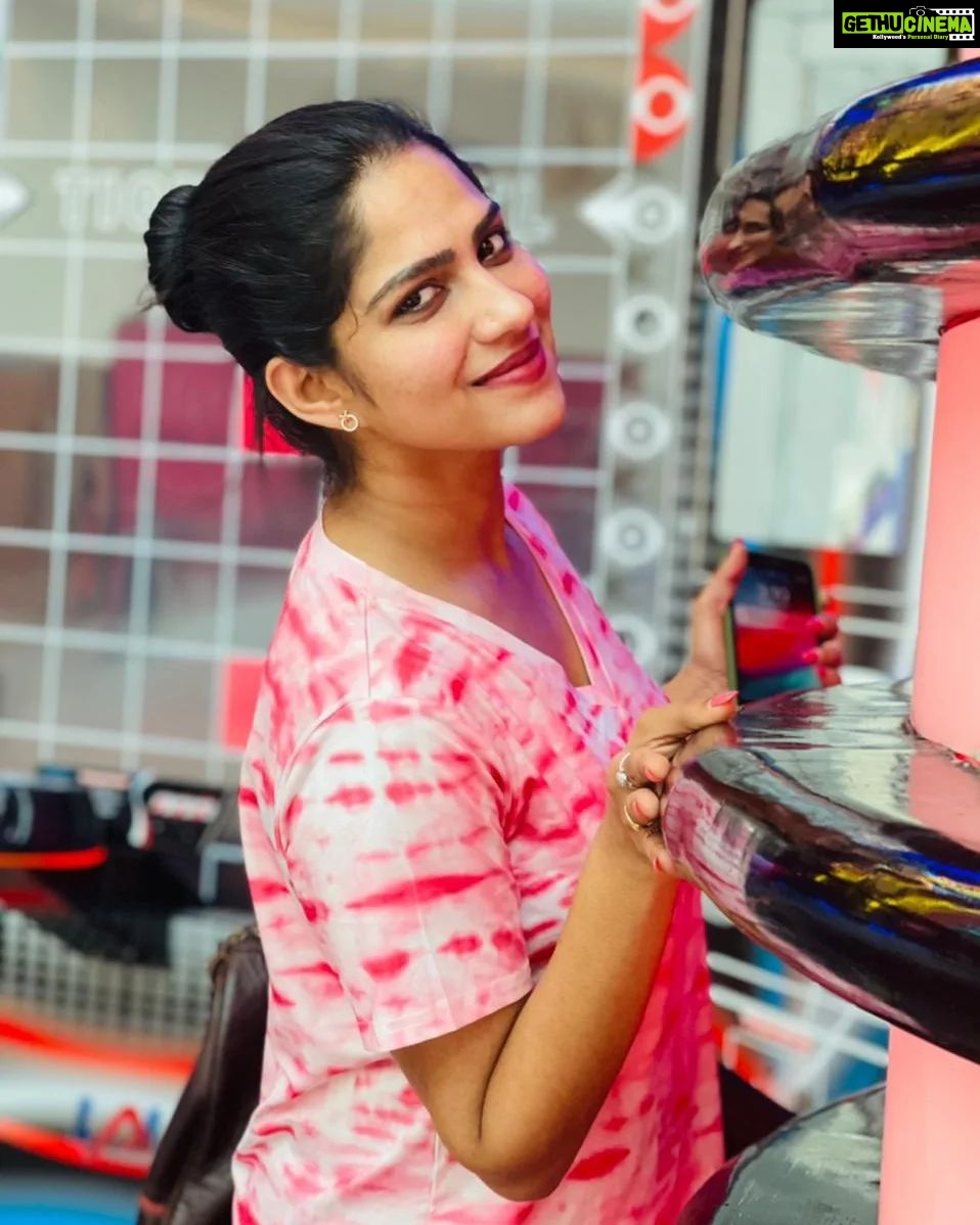 Swasika Instagram - A day out with bestie @manve_surendran_official_ filled with joys , laughter, food and shopping What more we girls could ask for ! Earring : @jays_jewelrycollection #swasikavj #swasika #swasikaactress #adayoutwithbestie #besties #manvesurendran #lulumall #lulumalltrivandrum