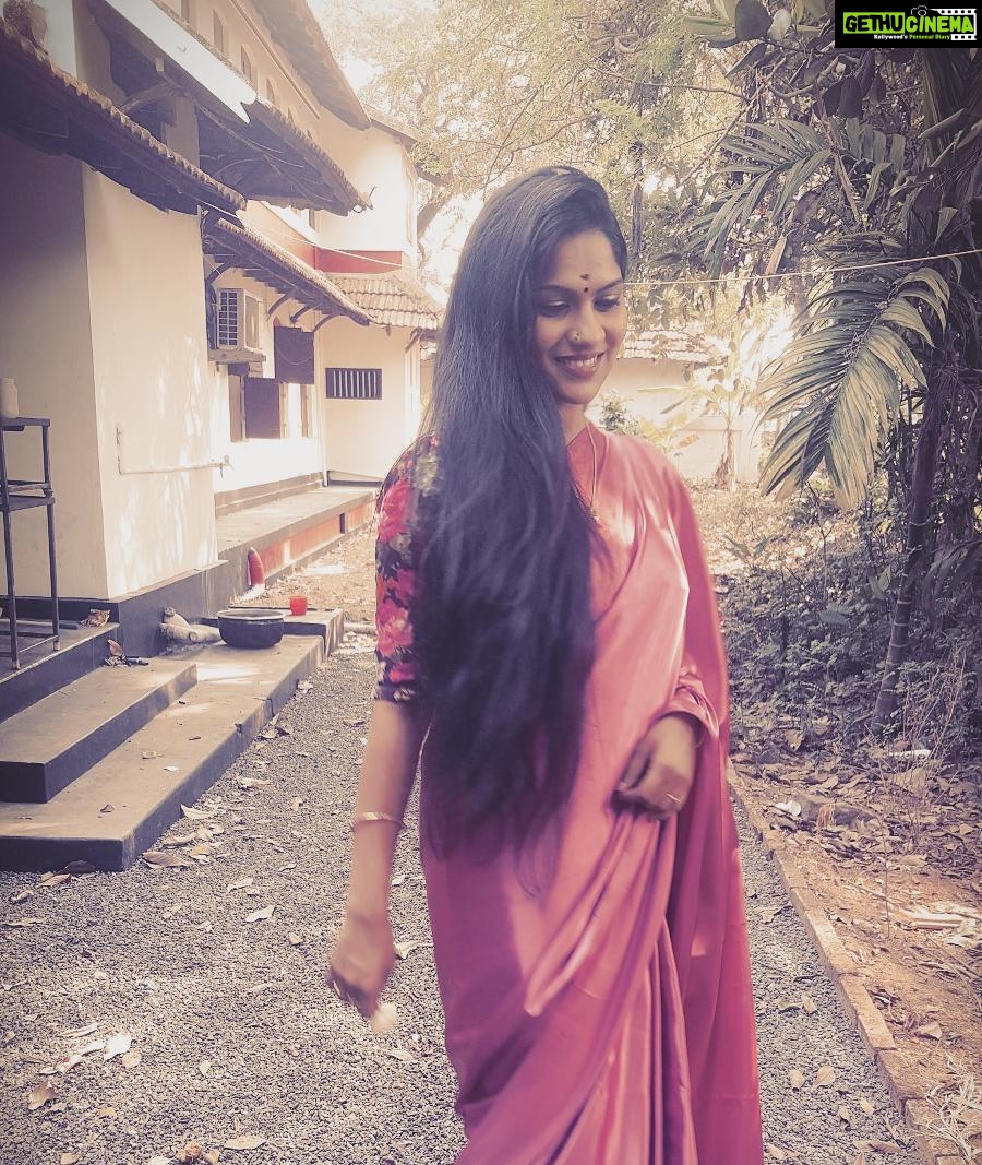 Swasika Instagram - #sareelook #loosehair #clicks#youcam#colouring #walkingclick#swasikavj #location #picoftheday