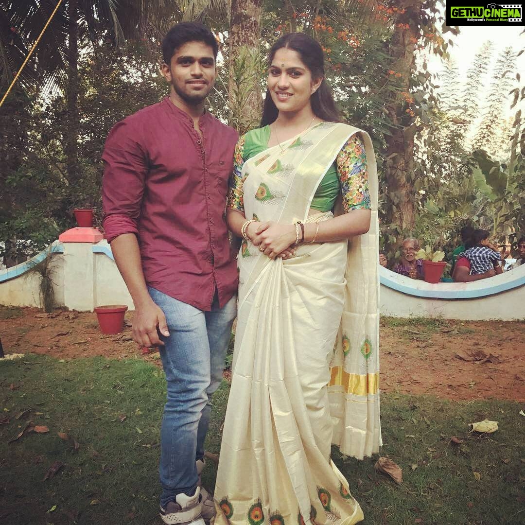 Swasika Instagram - #keralastyle #keralasetsaree#mytrainer #goldsgym#outdoorshoot#beautifing #malayalimanga#chilax#friends #happymoments