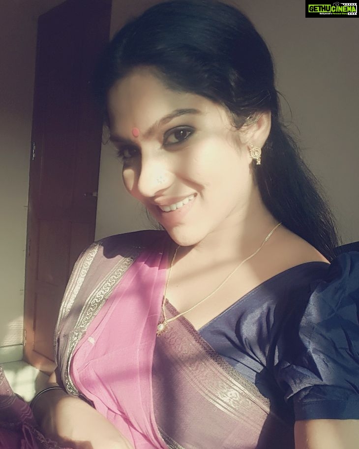 Swasika Instagram - #sunlight#sunnyday#reflection#warmth #specialeffect#naturallightphotography #selfie #yellow #sareelook #seetha#serial #asianet #behindthescenes