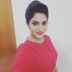 Swasika Instagram – #HAPPYNEWYEAR #redlipstic #selfie #nospine#flowerstv#showtym#aftrshoot#looks #modern#putup#putuporshutup #longchain#anchor #live