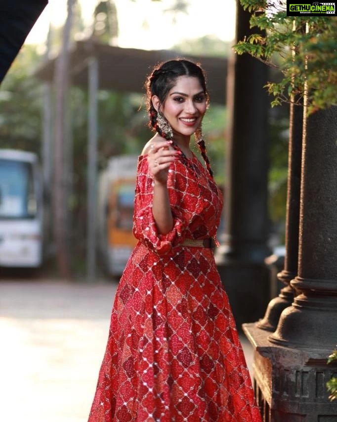 Swasika Instagram - Do life with love, Stop when you’re happy with what you’ve achieved and Everyday is a day to be happy! Mua : @abilashchickumakeupartist Stylist : @rashmimuraleedharan Costume : @salaaboutique Photo : @akhil_photography_tvm #swasikavj #swasika #redcarpet #redcarpetlook #amritatv