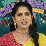 Swasika Instagram - പഠനം വഴിമുട്ടിയ നിർദ്ധനരായ കുട്ടികൾക്ക് കൈത്താങ്ങുമായി അമൃത ടിവി ഹാപ്പിനെസ്സ് ചലഞ്ച് 2022 ന്റെ ഭാഗമായി സ്‌കൂൾ കിറ്റുകൾ സമ്മാനിക്കുന്ന പദ്ധതി .ഈ ക്ലാസ്സിൽ ഞാനുമുണ്ട്. #amritatv #amritanews #eeclassilnjanumund #happinesschallenge #students #guinnesspakru #kunchakoboban