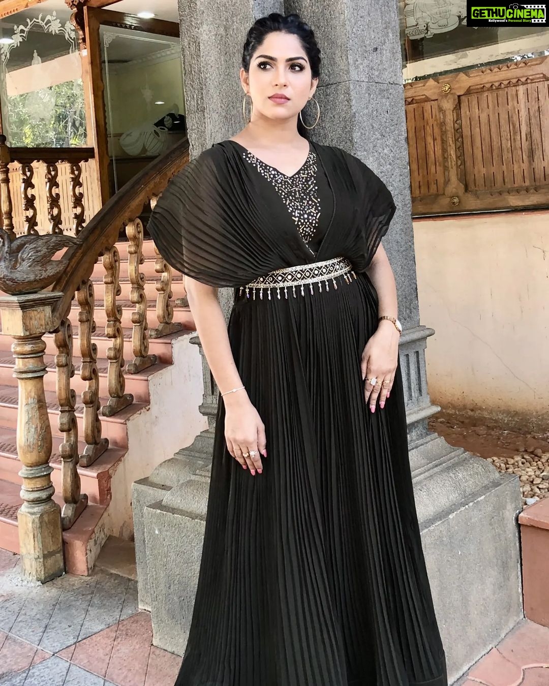 Swasika Instagram - Black and glitters, never stops sparkling. Makeup : @ajayanmakeupartist Costume : @ladies_planet_online Stylist : @rashmimuraleedharan Jewellery: @salato_kottakkal #swasikavj #swasika #swasikaactress #redcarpet