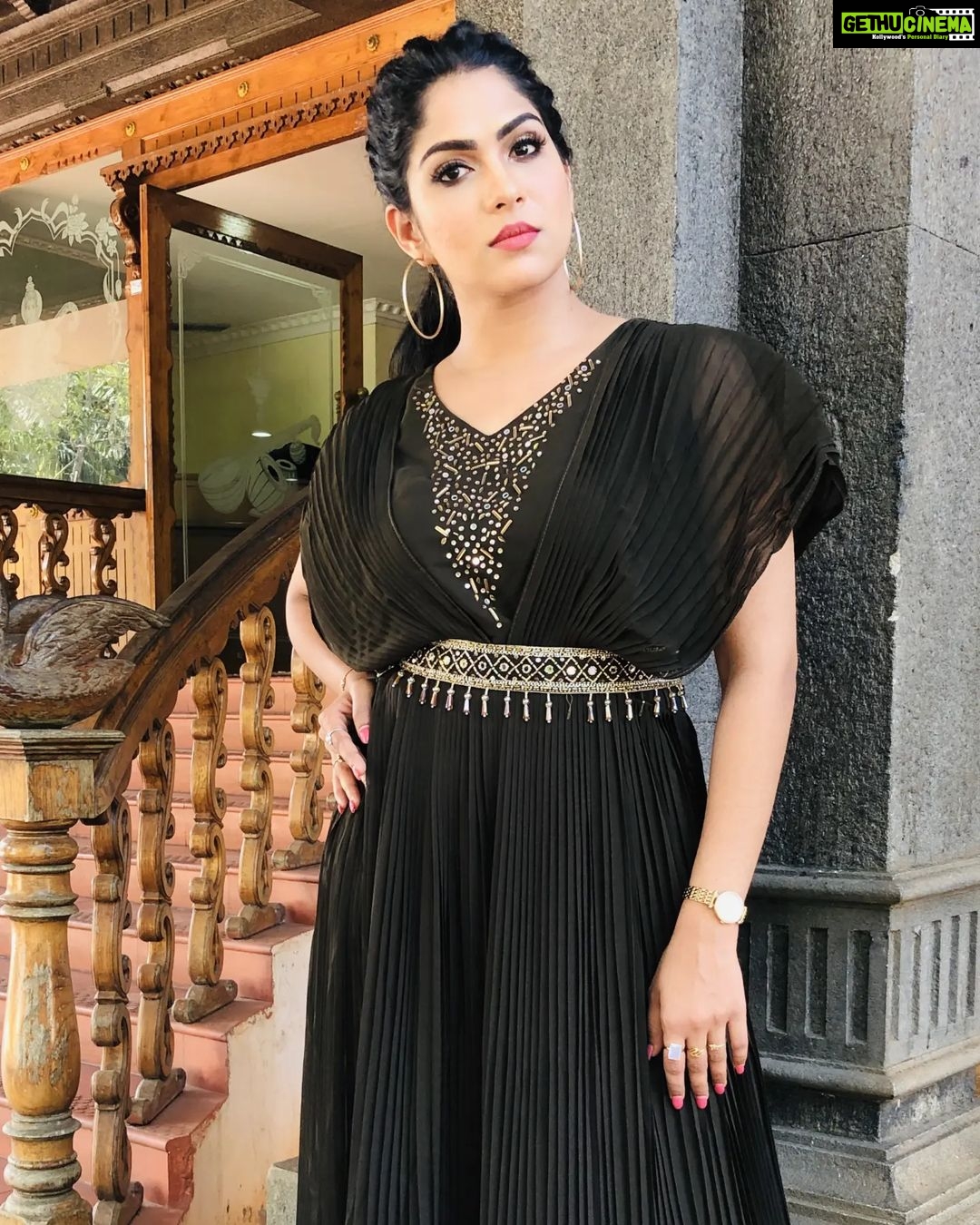Swasika Instagram - Black and glitters, never stops sparkling. Makeup : @ajayanmakeupartist Costume : @ladies_planet_online Stylist : @rashmimuraleedharan Jewellery: @salato_kottakkal #swasikavj #swasika #swasikaactress #redcarpet