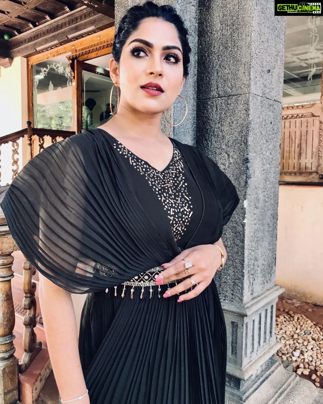 Swasika Instagram - Black and glitters, never stops sparkling. Makeup : @ajayanmakeupartist Costume : @ladies_planet_online Stylist : @rashmimuraleedharan Jewellery: @salato_kottakkal #swasikavj #swasika #swasikaactress #redcarpet