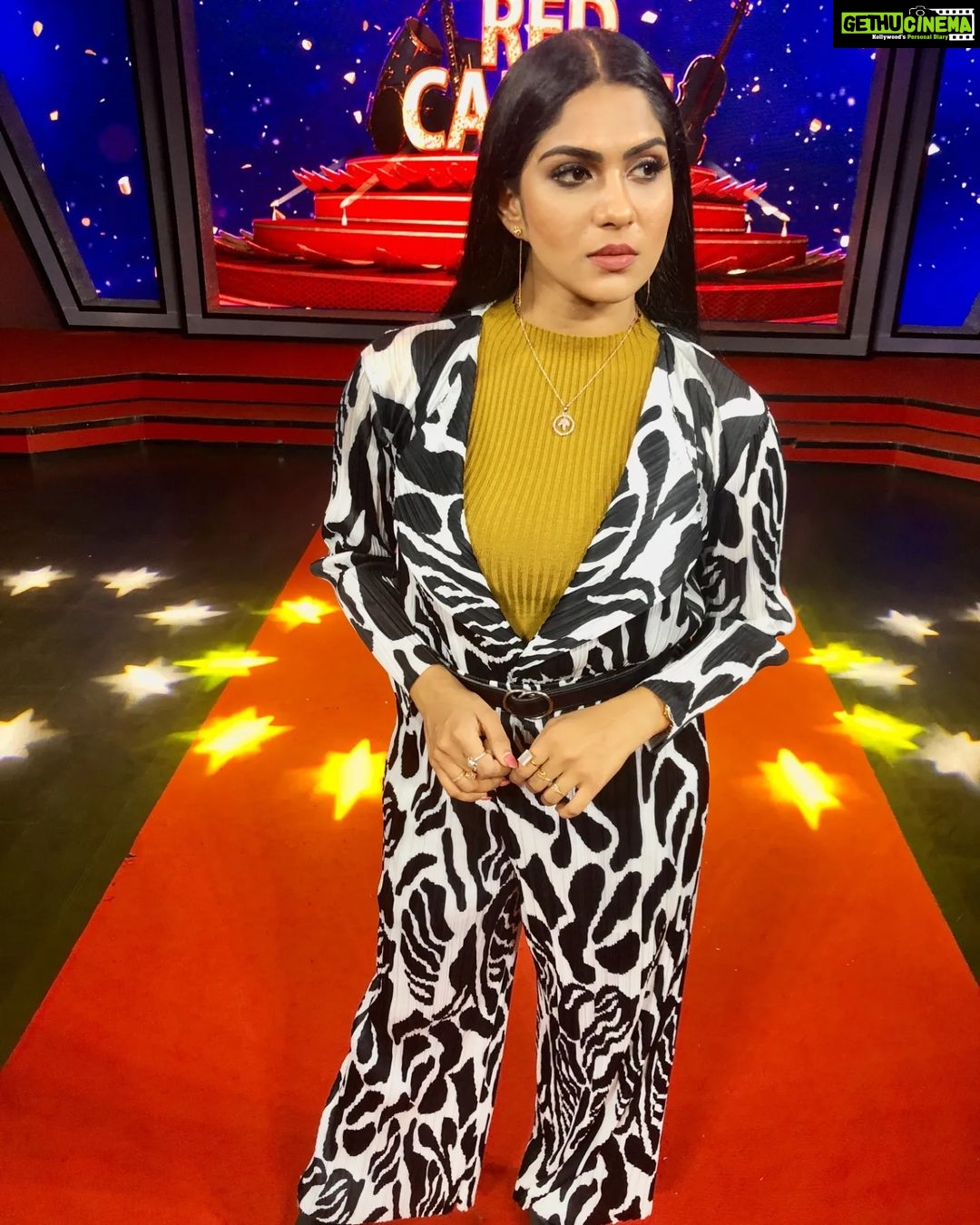 Swasika Instagram - You can have anything you want in life if you dress for it. —Edith Head Makeup : @ajayanmakeupartist Styling : @rashmimuraleedharan Costume : @ladies_planet_ Jewellery: @salato_kottakkal #swasikavj #swasikaactress #malayalamactress #dressedup #redcarpet #shoot