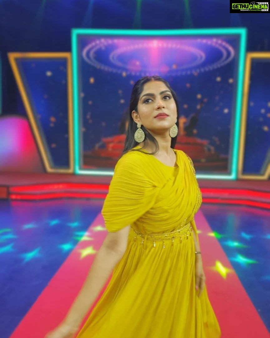 Swasika Instagram - Styling up is another way of showcasing your confidence. Makeup : @rosepetalsbridalmakeup Styling : @rashmimuraleedharan Costume : @ladies_planet_ @ladies_planet_westerns_ Jewellery: @salato_kottakkal #swasika #swasikavj #moderndresses #westernwears #redcarpet #malayalamactress #southindianactress