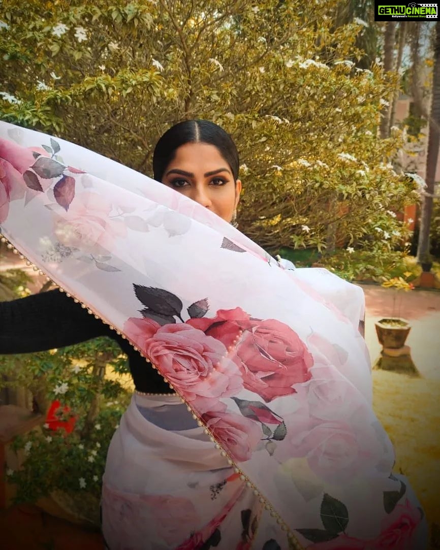 Swasika Instagram - Just some floral saree Vibes !๐ธ Makeup : @rosepetalsbridalmakeup Styling : @rashmimuraleedharan Saree : @rashmi.muraleedharan Blouse : @ladies_planet_ #swasika #swasikavj #redcarpet #amritatv #malayalamactress #floralsareelove #sareelove #saree