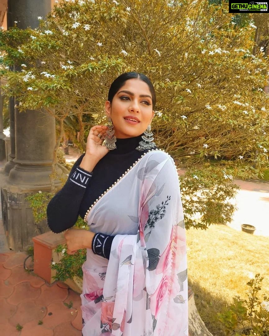 Swasika Instagram - Just some floral saree Vibes !๐ธ Makeup : @rosepetalsbridalmakeup Styling : @rashmimuraleedharan Saree : @rashmi.muraleedharan Blouse : @ladies_planet_ #swasika #swasikavj #redcarpet #amritatv #malayalamactress #floralsareelove #sareelove #saree