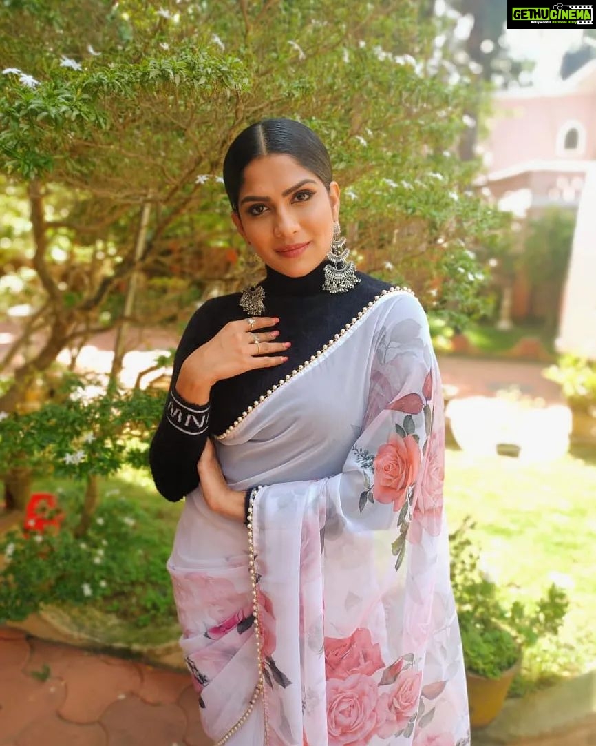 Swasika Instagram - Just some floral saree Vibes !๐ธ Makeup : @rosepetalsbridalmakeup Styling : @rashmimuraleedharan Saree : @rashmi.muraleedharan Blouse : @ladies_planet_ #swasika #swasikavj #redcarpet #amritatv #malayalamactress #floralsareelove #sareelove #saree