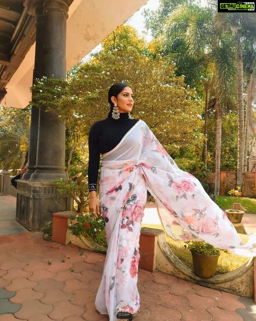 Swasika Instagram - Just some floral saree Vibes !๐ธ Makeup : @rosepetalsbridalmakeup Styling : @rashmimuraleedharan Saree : @rashmi.muraleedharan Blouse : @ladies_planet_ #swasika #swasikavj #redcarpet #amritatv #malayalamactress #floralsareelove #sareelove #saree